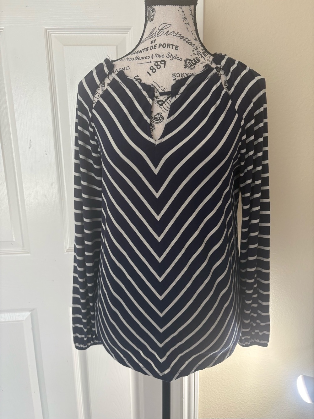 Chicos size 0 (4-6) Women's Navy and White Striped V-Neck Long Sleeve Top